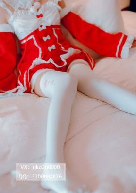 美女在床上打扑克